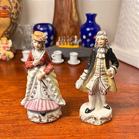 Antigo casal Europeu  em porcelana fina.