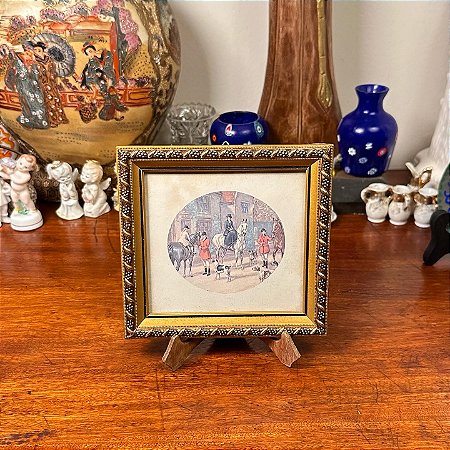 Pequeno quadro com moldura em madeira.