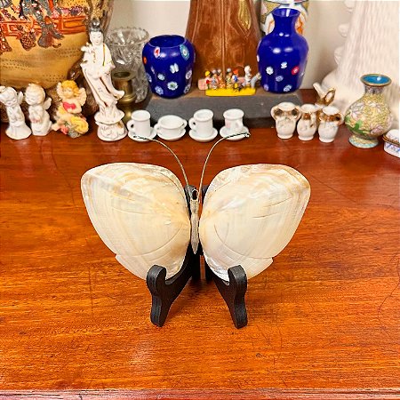 Borboleta com asas em conchas de madrepérola