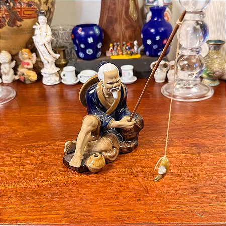 Escultura pescador em porcelana
