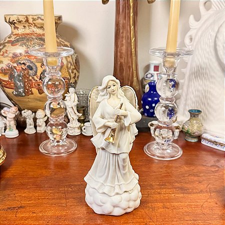 Escultura Angelical em porcelana
