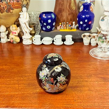 Pequeno potiche em porcelana oriental