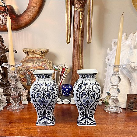 Par de antigos vasos em cerâmica branco e azul.