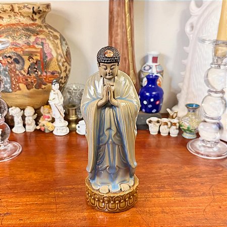 Estatueta Buda em pé.