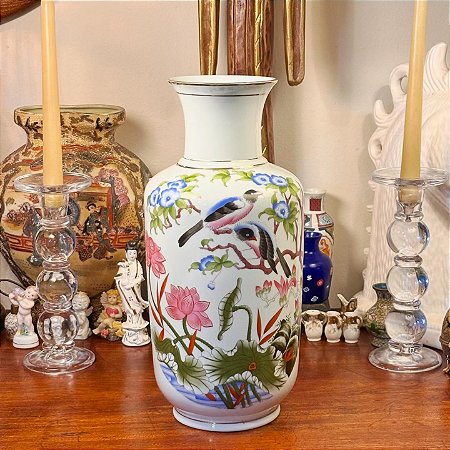 Majestoso vaso em porcelana oriental.