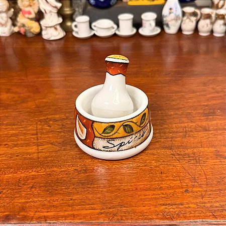 Pilão em porcelana.
