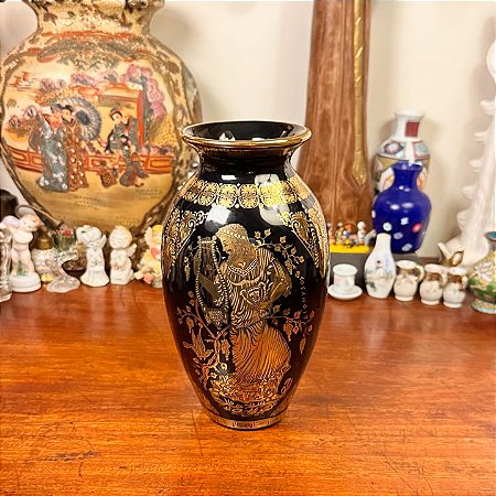 Antigo vaso em cerâmica vitrificada grega.