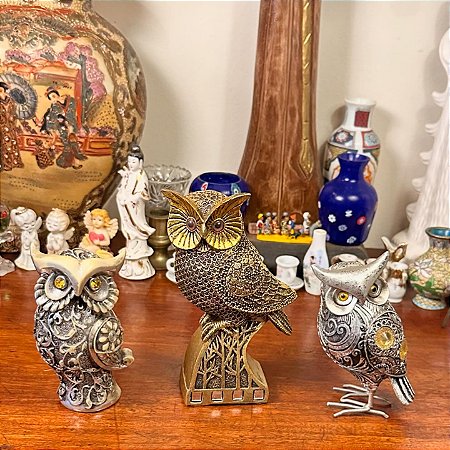 Conjunto com 3 esculturas de corujas em resina.