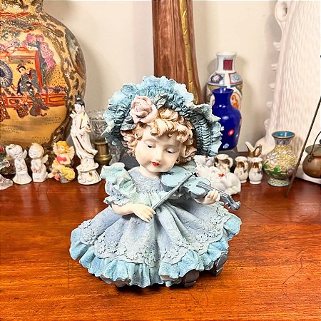 Encantadora boneca em resina.