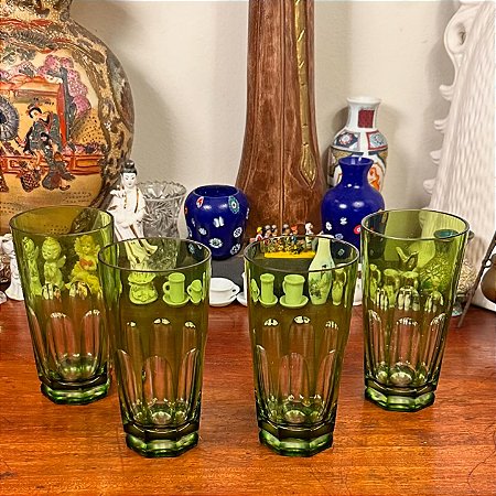 Conjunto com 4 copos em cristal verde.