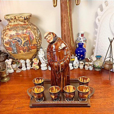 Antiga licoreira em cerâmica frade.