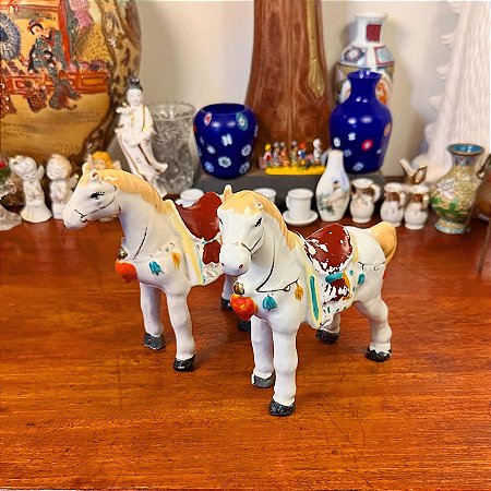 Par de antigos cavalinhos porcelana.
