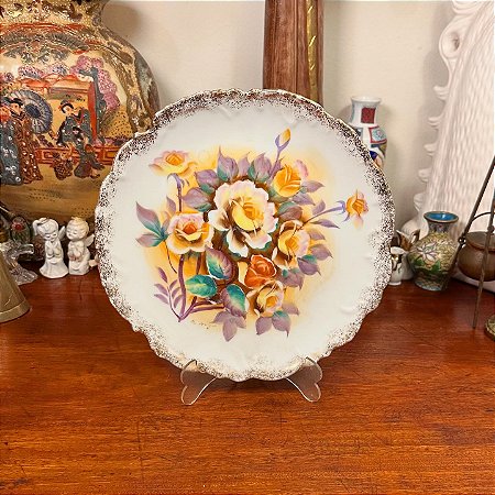 Antigo prato decorativo em porcelana
