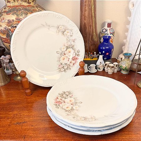Conjunto com 4 pratos rasos em porcelana Schmidt.