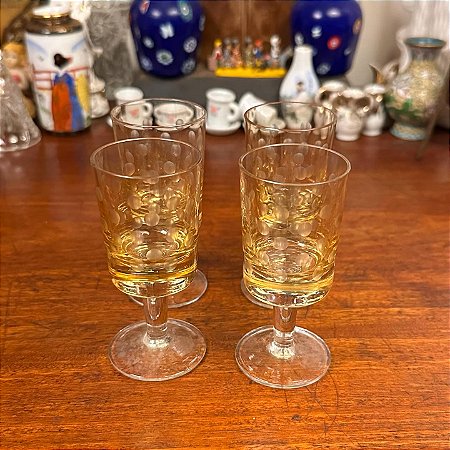 Conjunto com 4 antigas taças de licor em cristal.