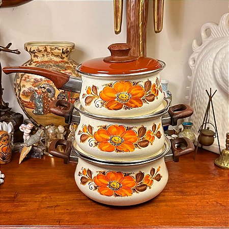 Conjunto com 3 antigas panelas Mãe Ágata.