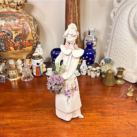 Elegante escultura em porcelana
