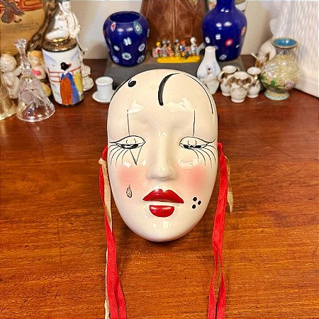 Antiga máscara decorativa Colombina em porcelana.