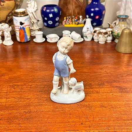 Bibelo em porcelana estilo Lladró menino e cachorro.
