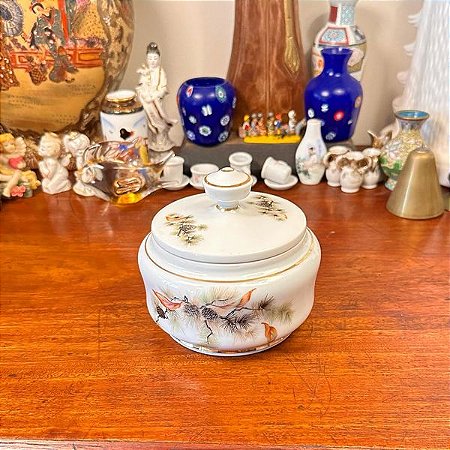Antigo potiche em porcelana.