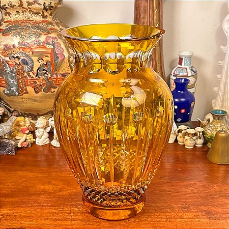Antigo vaso em cristal na cor âmbar.