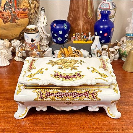 Caixa porta-joias em estilo Luís XV em fina porcelana italiana.