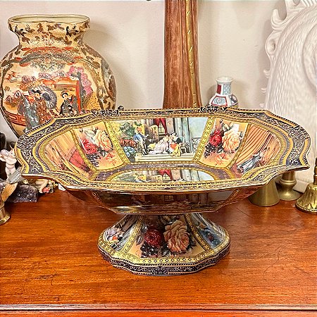 Magnífico centro de mesa em porcelana estilo inglês.