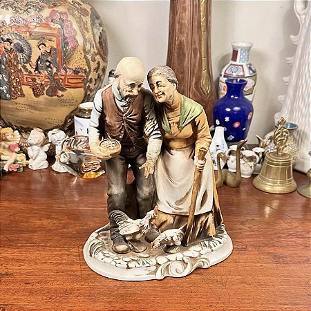 Antiga escultura em porcelana fria japonesa.
