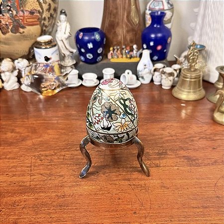 Antigo ovo decorativo em cloisonné.