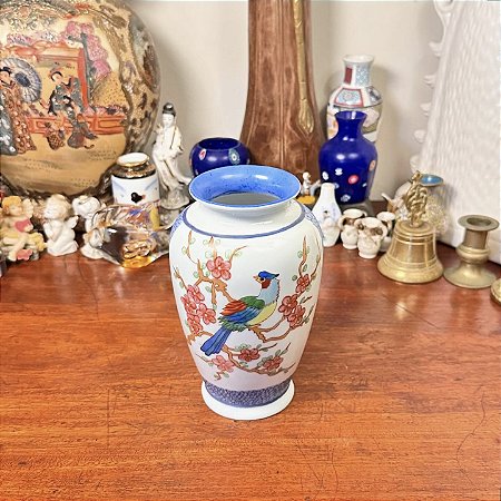 Pequeno vaso em porcelana pintado à mão.