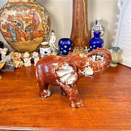 Escultura Elefante em cerâmica vitrificada.