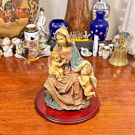 Escultura em resina policromada "Madona".