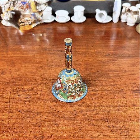 Sineta em cloisonné.
