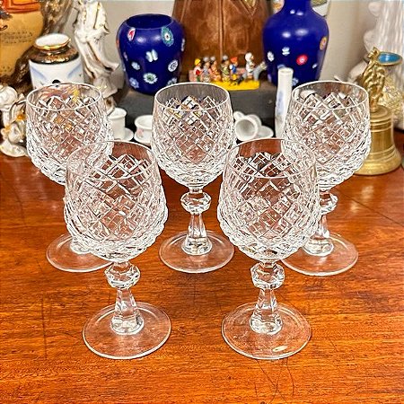 Conjunto com 5 taças lapidadas.