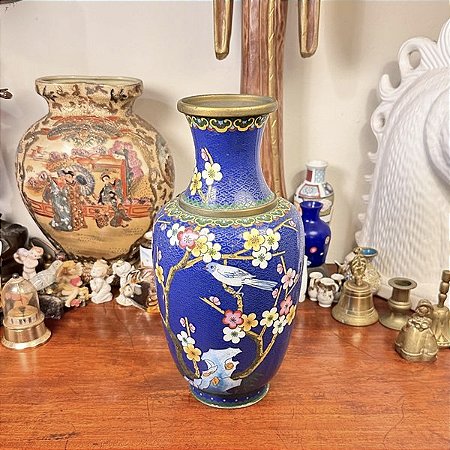Vaso cloisonné com delicada decoração de pássaros.