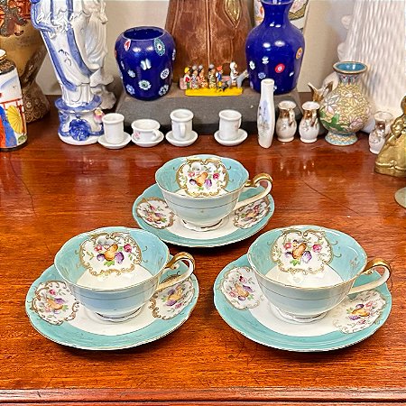 Conjunto com uma xicara de café e uma cremeira em porcelana Shofu