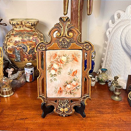 Elegante quadro com moldura em resina.