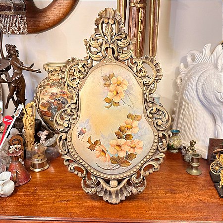 Deslumbrante placa decorativa de parede em resina.