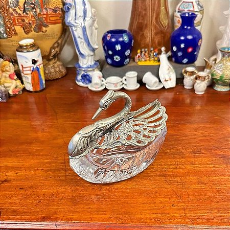 Cisne em metal e vidro.