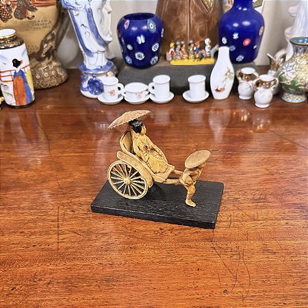 Escultura oriental em galalite