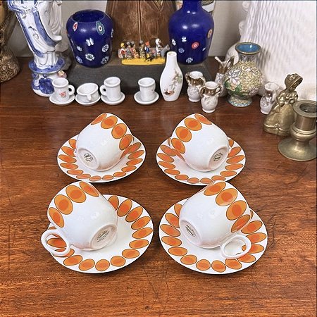 Xícara cafezinho em fina porcelana Renner.