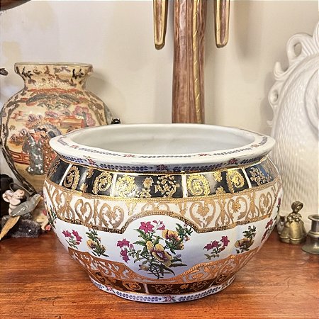 Grandioso cachepot em fina porcelana chinesa.