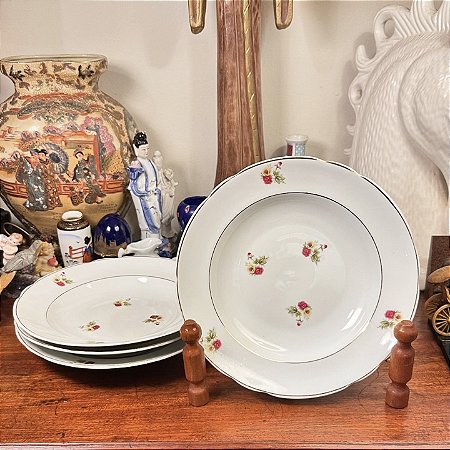 Pratos fundos em porcelana Real.