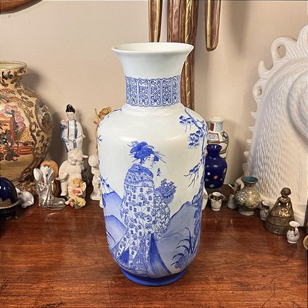 Antigo vaso em porcelana branca opaca.
