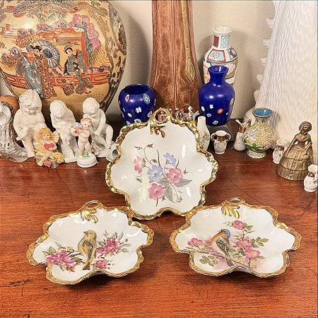 Conjunto com 3 antigos pratinhos de porcelana