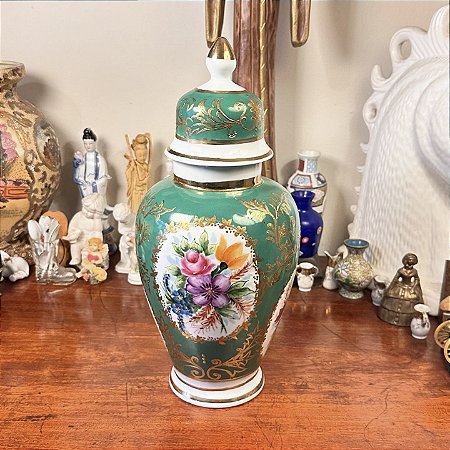 Antigo potiche em porcelana pintado à mão.