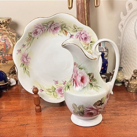 Gomil em porcelana com linda decoração floral.
