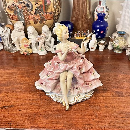 Antiga dama europeia em porcelana.