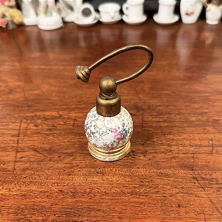 Antigo perfumeiro francês em porcelana.