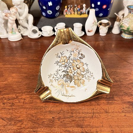 Antigo cinzeiro em porcelana pintado à mão.